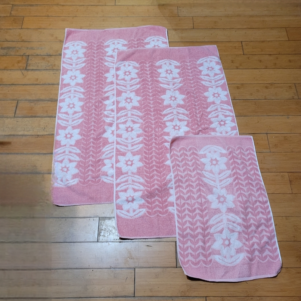 Set Of 3 Vintage Cannon MCM Pink Floral Tone on Tone Towels